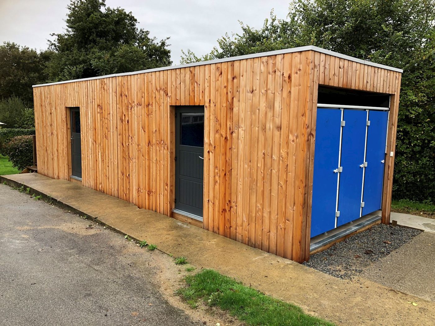 Modular wooden washroom block fitted with EDDO showers, Les Peupliers campsite, Ambon
