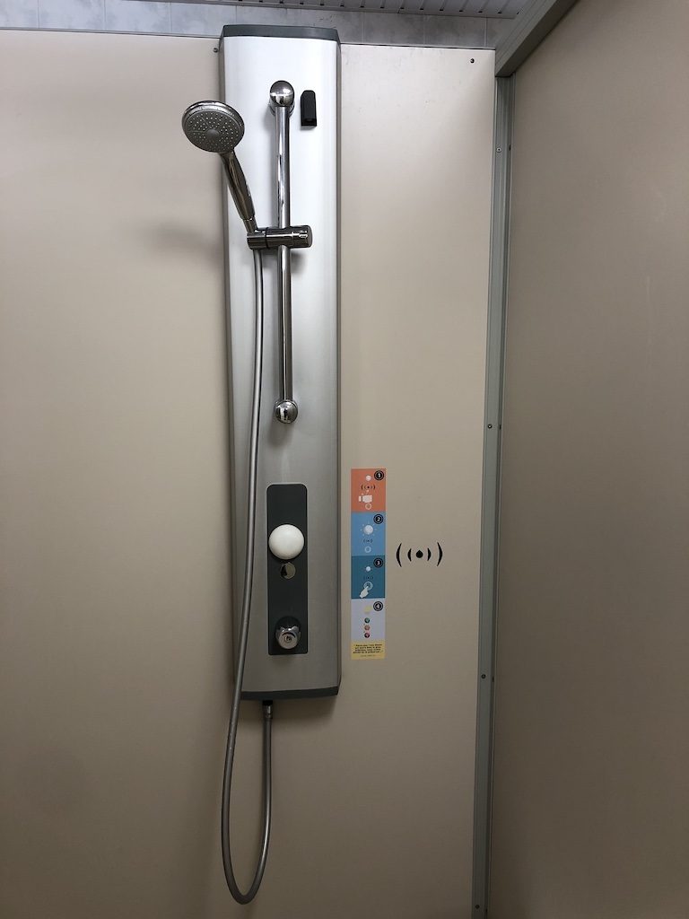 Shower column fitted with an EDDO badge reader